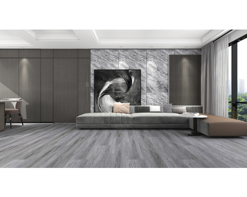 Modernes Wohnzimmer mit grauen Holzböden, Couch, Kunstwerk und Vorhängen