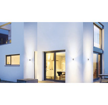 Modernes Haus mit Außenwandleuchten zur Beleuchtung