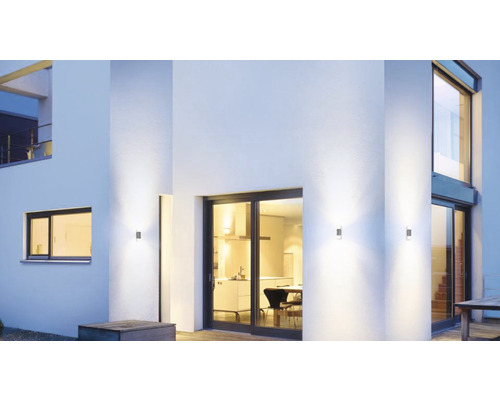 Modernes Haus mit Außenwandleuchten zur Beleuchtung