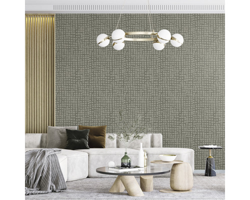 Wohnzimmer mit Couch, Tisch und gemusterter Tapete