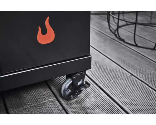 Detailansicht eines schwarzen Grillwagens mit Rädern und Flammenmotiv