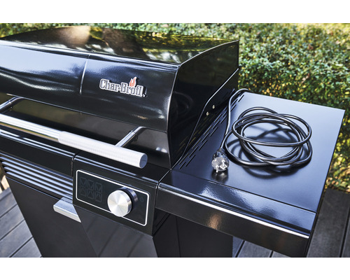 Char-Broil Grill mit Bedienelementen und Stromkabel auf einer Terrasse