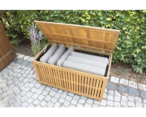 Geöffnete Aufbewahrungsbox aus Holz mit Kissen im Garten