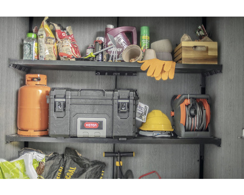 Regal mit Gasflasche, Werkzeugkiste, Gartenschlauch und anderen Gegenständen