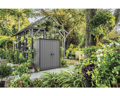 Geräteschuppen im Garten mit Pflanzen und Blumen dekoriert