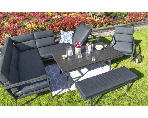Gartensitzgruppe mit Sofa, Sessel, Bank und Tisch auf einer Rasenfläche