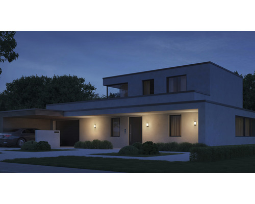 Modernes Haus mit Außenbeleuchtung bei Nacht