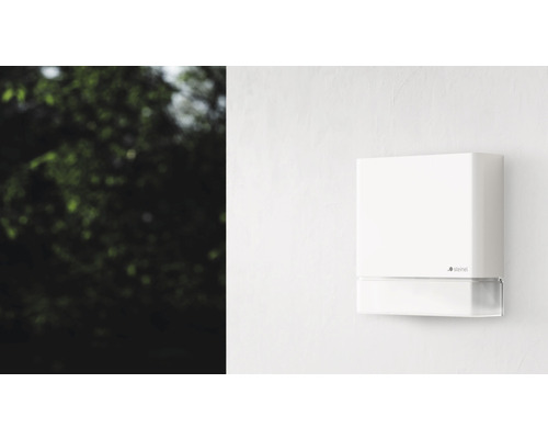 Weiße Hausnummernleuchte mit Bewegungsmelder an der Wand