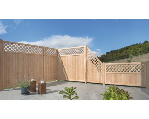 Gartenzaun aus Holz mit Lattenmuster