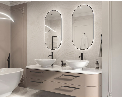 Modernes Badezimmer mit Waschtisch, zwei Spiegeln mit Beleuchtung und freistehender Badewanne