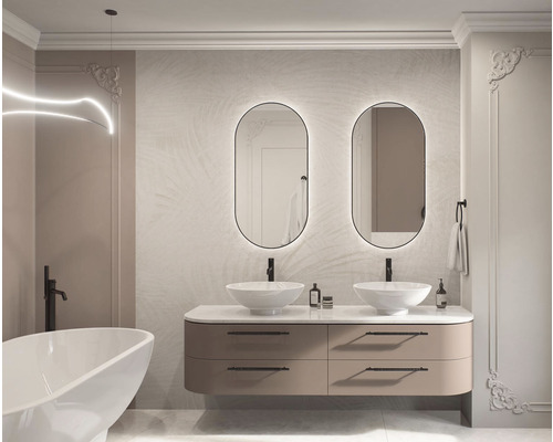 Badezimmer mit Doppelwaschtisch, beleuchteten Spiegeln und Badewanne