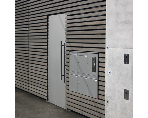 Fassade mit Holzelementen, Tür, Briefkastenanlage und Betonelement