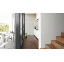 Helles Interieur mit Fensterfront, Terrasse, Küche und Treppe.