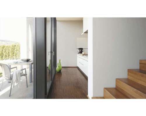 Helles Interieur mit Fensterfront, Terrasse, Küche und Treppe.