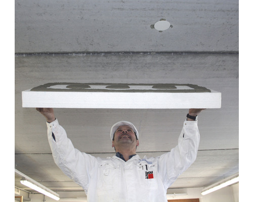 Handwerker bringt eine Dämmplatte an der Decke an