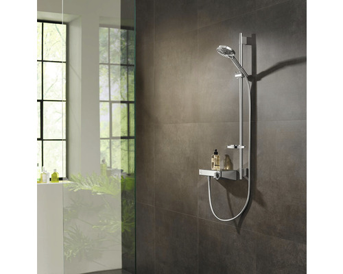 Duschsäule mit Handbrause und Ablage im Badezimmer