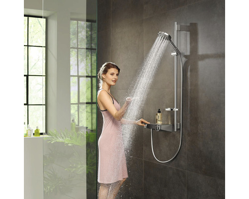Frau unter der Dusche mit Ablage