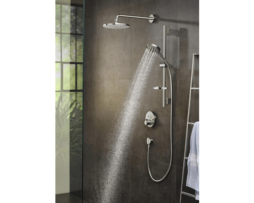 Duschsystem mit Kopfbrause und Handbrause im Badezimmer