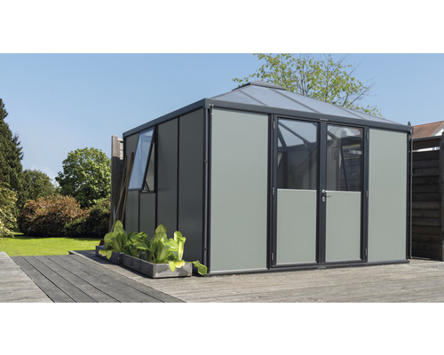 Gartenpavillon mit Fenstern und Doppeltür auf einer Terrasse