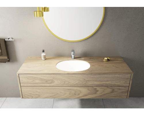 Badezimmer mit Waschtischunterschrank aus Holz und rundem Spiegel