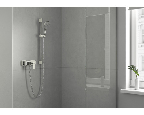 Duscharmatur mit Handbrause und Duschabtrennung im Badezimmer