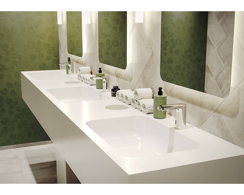 Badezimmer mit Waschbecken, Armaturen, Handtüchern und Spiegeln