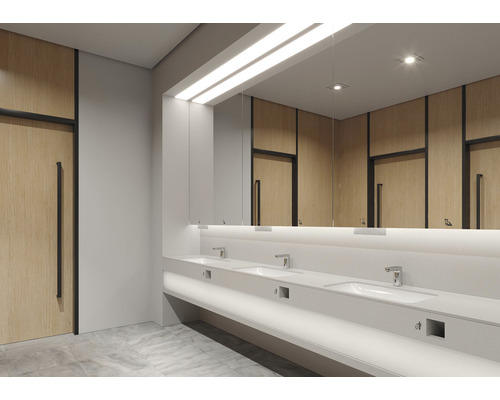 Helles Badezimmer mit Waschbecken, Spiegel und Holztüren