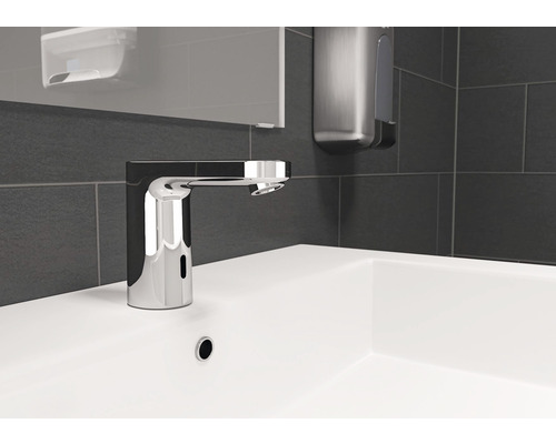 Berührungslose Waschtischarmatur auf einem Waschbecken