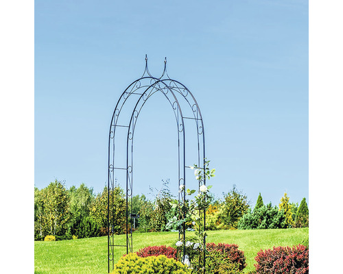 Gartenszene mit Rosenbogen aus Metall