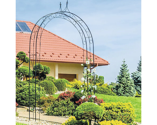 Metall Rosenbogen im Garten mit Haus im Hintergrund