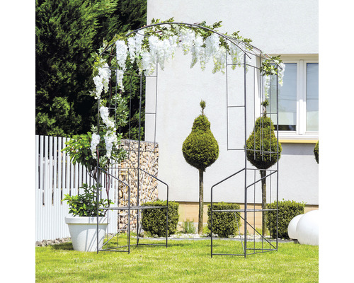 Metall-Rosenbogen mit Sitzbank, dekoriert mit Pflanzen, im Garten