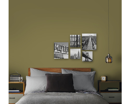 Schlafzimmer mit Bett, Nachttischen, Lampe und Wanddekoration mit New York Motiven