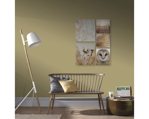 Wohnzimmer mit Bank, Stehlampe, Bildern und Beistelltisch