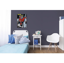 Dekoriertes Kinderzimmer mit Wandbild, Bett, Nachttisch, Stuhl und Regal