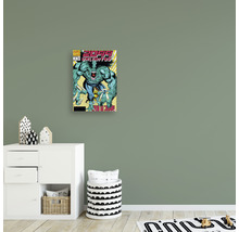 Ein Comic-Leinwandbild hängt an einer Wand in einem Kinderzimmer.