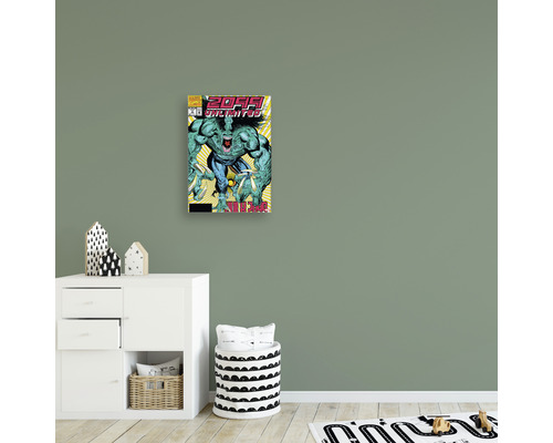 Ein Comic-Leinwandbild hängt an einer Wand in einem Kinderzimmer.