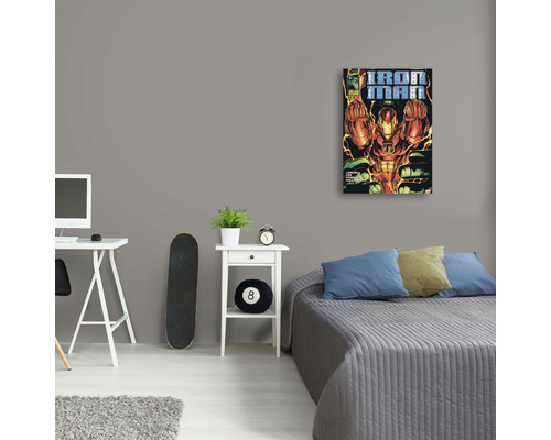 Wohnzimmer mit Schreibtisch und an der Wand ein Iron Man Comic als Wandbild