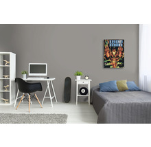 Jugendzimmer mit Schreibtisch, Bett und Wandbild von Iron Man