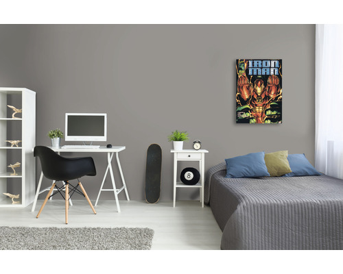 Jugendzimmer mit Schreibtisch, Bett und Wandbild von Iron Man