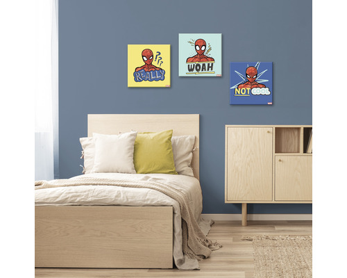 Dekoratives Zimmer mit drei Spider-Man Leinwandbildern an der Wand