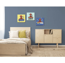 Schlafzimmer mit Bett, Kommode und drei Wandbildern mit Spider-Man-Motiven