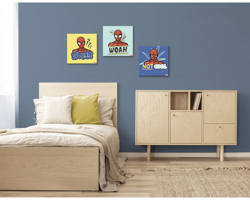 Schlafzimmer mit Bett, Kommode und drei Wandbildern mit Spider-Man-Motiven