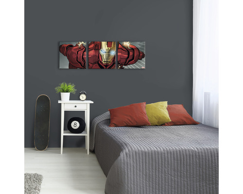 Schlafzimmer mit Wandbild von Iron Man, Bett und Beistelltisch