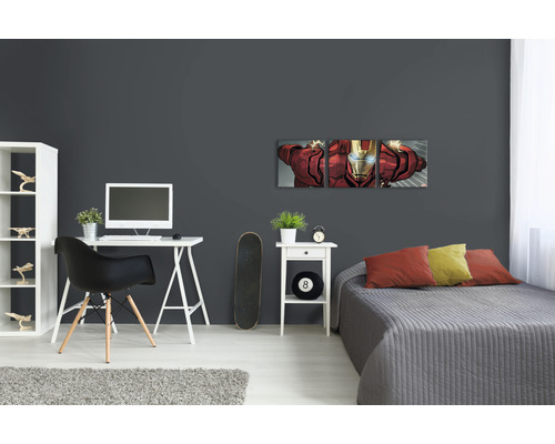 Jugendzimmer mit Schreibtisch, Bett und dreiteiligem Iron Man Wandbild