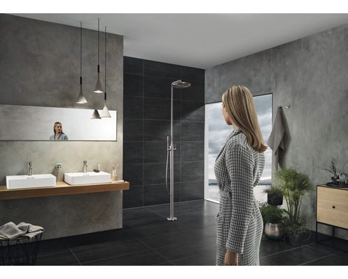 Modernes Badezimmer mit Dusche, Waschbecken und Spiegel