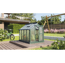 Kleines Gewächshaus mit geöffneter Tür im Garten