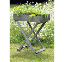 Hochbeet aus Holz auf einem klappbaren Holzgestell im Garten