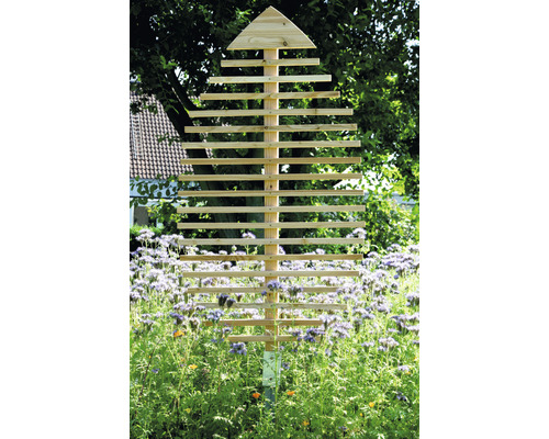 Insektenhotel aus Holz mit mehreren Etagen im Garten