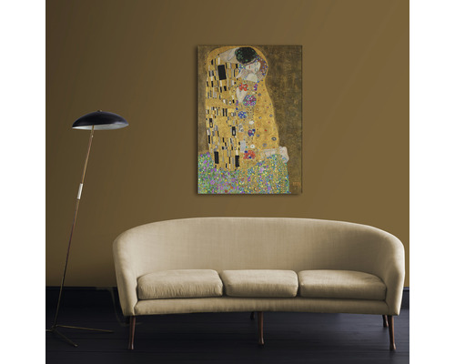 Gemälde ''Der Kuss'' von Gustav Klimt über Sofa mit Stehlampe