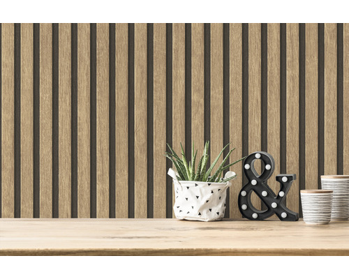 Szene mit Holzpaneelwand, Pflanze, dekorativem kaufmännischen Und-Zeichen und Tassen